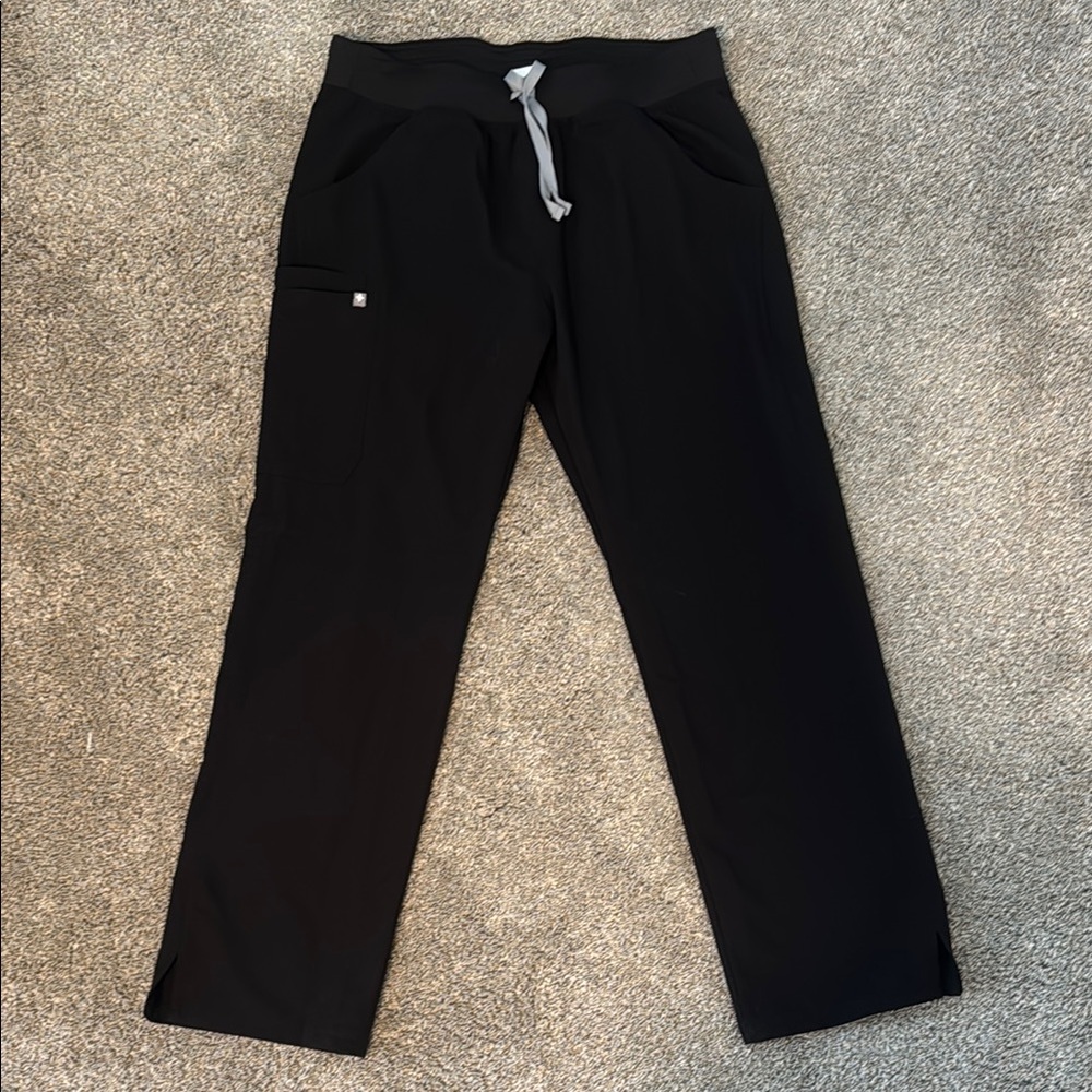 FIGS Women’s Kade Cargo scrub pants - Black/L
